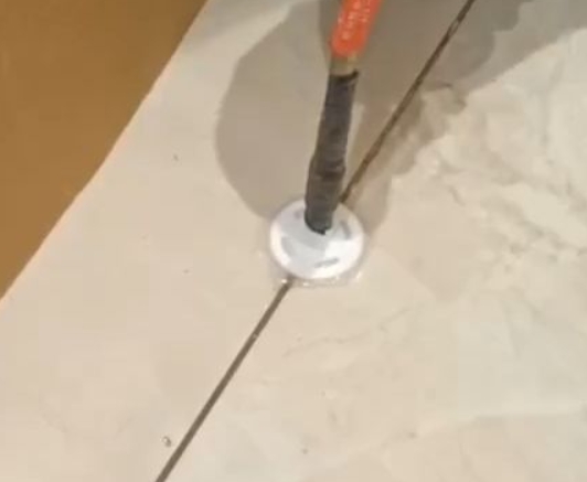 拉萨市瓷砖空鼓维修公司专业解答瓷砖在铺贴过程中，如果没有涂抹均匀到位的粘结材料（如水泥砂浆或瓷砖胶），可能会导致以下问题