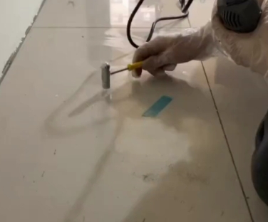 拉萨市瓷砖开裂维修公司专业分享瓷砖在铺贴前如果没有沥干水分，将会导致以下问题